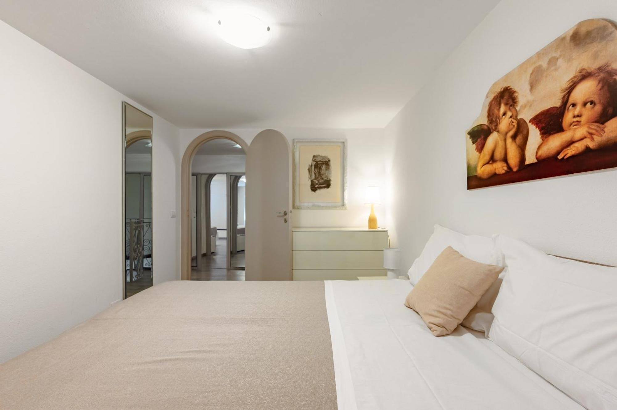 Domus Elisae - *
